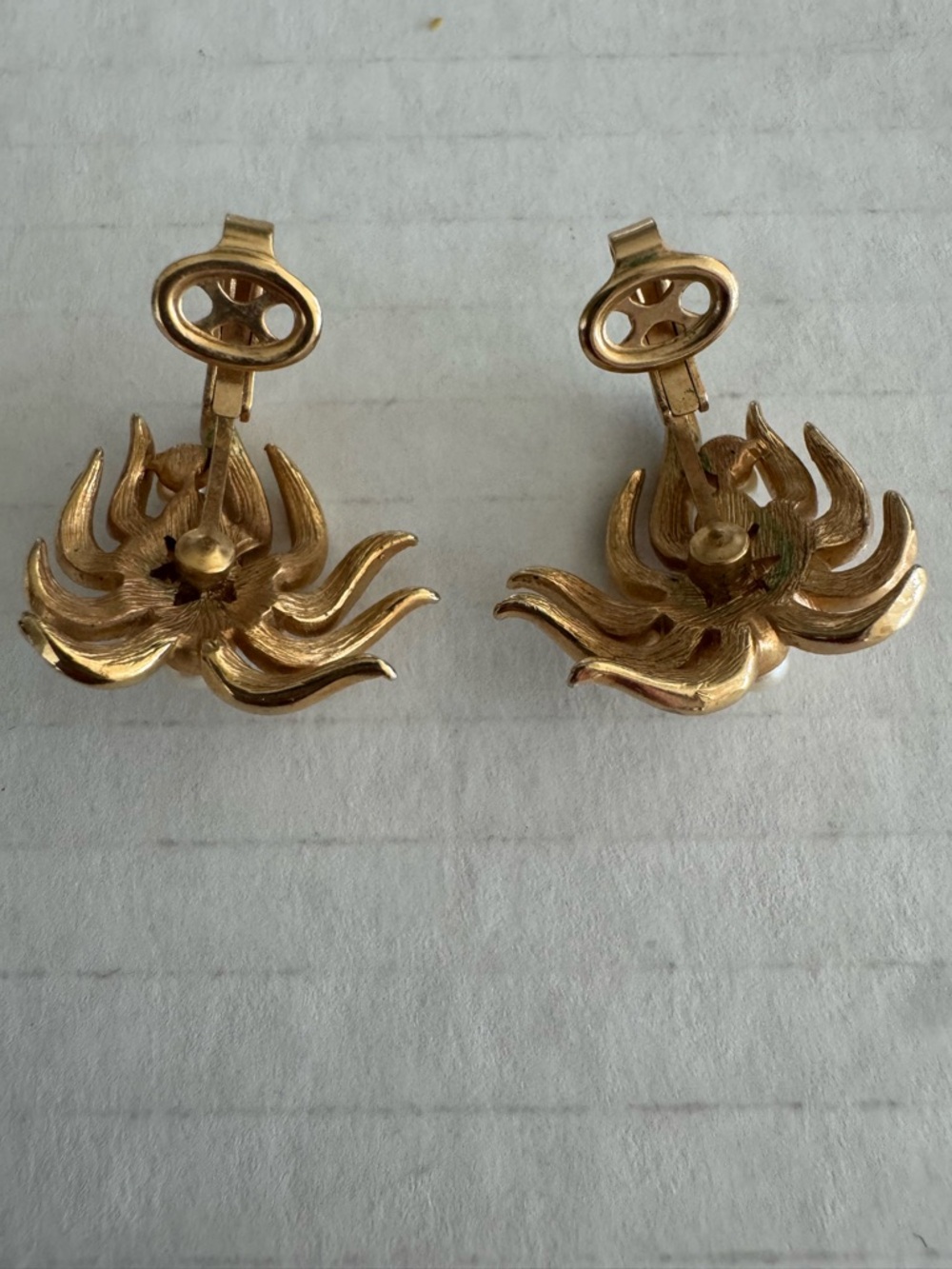 Vintage Crown‎ Trifari Cultured Faux Pearl Golden Leaf Clip Earrings - Picture 8 of 11